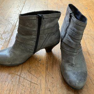 Gray Fidji Boots